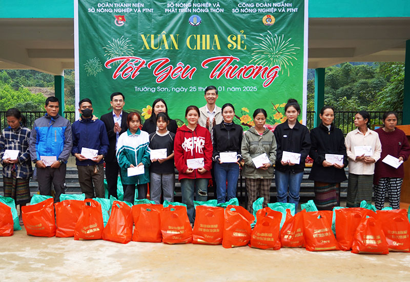 Đại diện lãnh đạo Sở NN-PTNT trao quà Tết cho bà con đồng bào bản Trung Sơn.