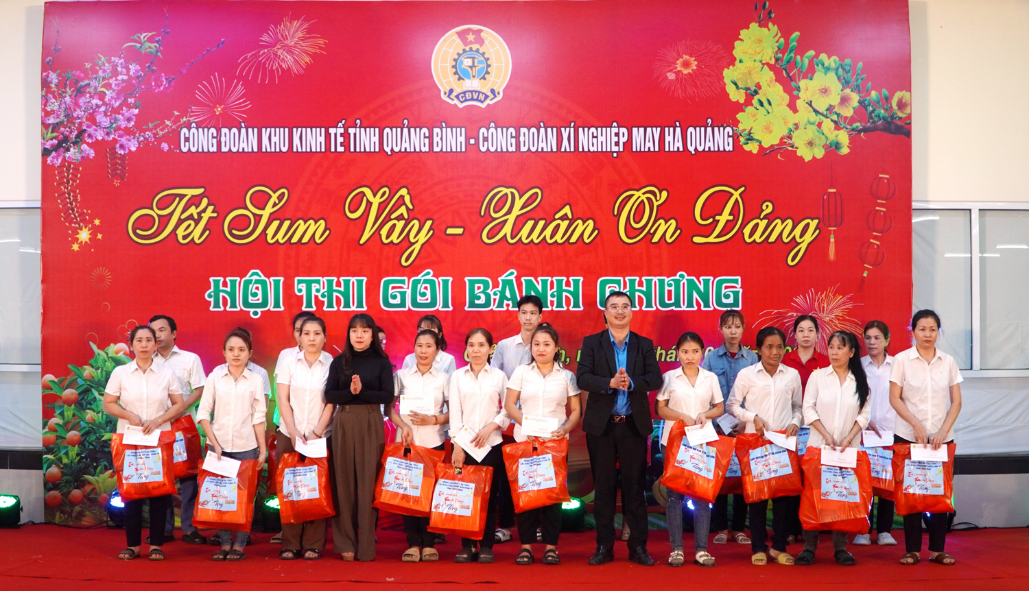 Lãnh đạo Công đoàn KKT trao quà Tết cho đoàn viên, NLĐ Xí nghiệp May Hà Quảng.