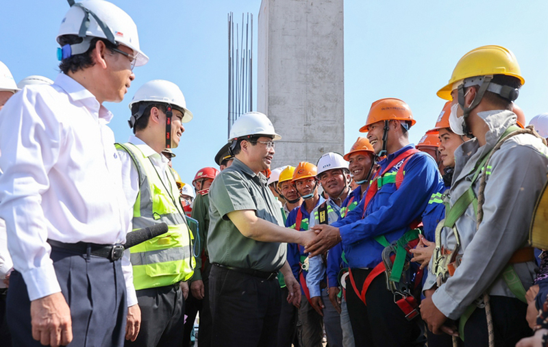 Ngày 12/2/2024 (tức mùng 3 Tết Giáp Thìn), Thủ tướng Chính phủ Phạm Minh Chính đã đi kiểm tra, động viên người lao động làm việc xuyên Tết tại công trình trọng điểm dự án nhà Ga hành khách T3 Tân Sơn Nhất. Ảnh: VGP/Nhật Bắc