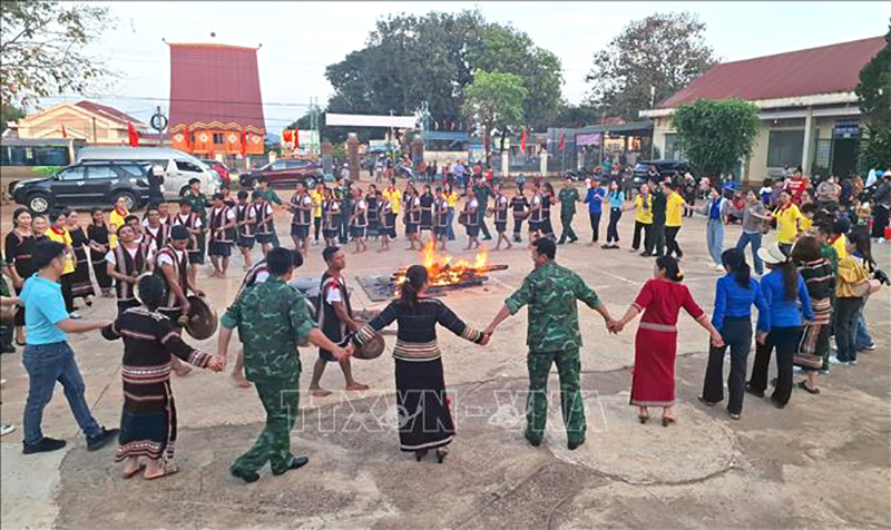 Cán bộ, chiến sĩ Đồn Biên phòng Ia Pnôn (BĐBP Gia Lai) đón Tết cùng đồng bào dân tộc thiểu số nơi vùng biên giới Đức Cơ. Ảnh: Hoài Nam/TTXVN