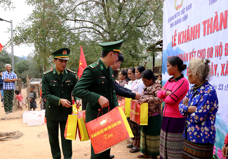 Cùng với việc khánh thành đưa vào sử dụng 8 ngôi nhà  "Đại đoàn kết ", đồng bào Bru-Vân Kiều bản Dốc Mây còn nhận được rất nhiều quà Tết.