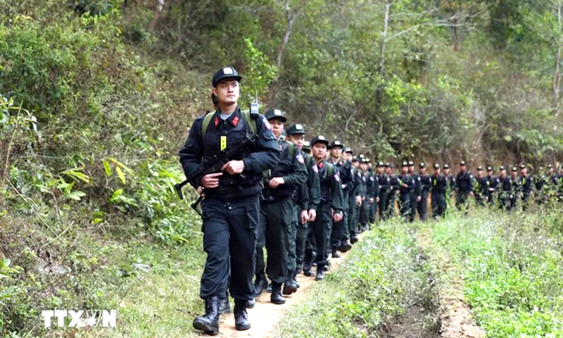 Chiến sỹ của Trung đoàn Cảnh sát cơ động Tây Bắc hành quân bảo vệ bình yên trên các tuyến, khu vực được giao nhiệm vụ đảm trách. Ảnh: Phạm Kiên/TTXVN