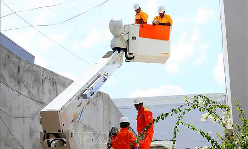 Nhân viên Điện lực Ninh Thuận sửa chữa, bảo trì lưới điện. Ảnh minh họa: Công Thử/TTXVN