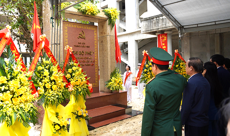TP. Đồng Hới: Dâng hoa tại Bia di tích "Chi bộ Phố"