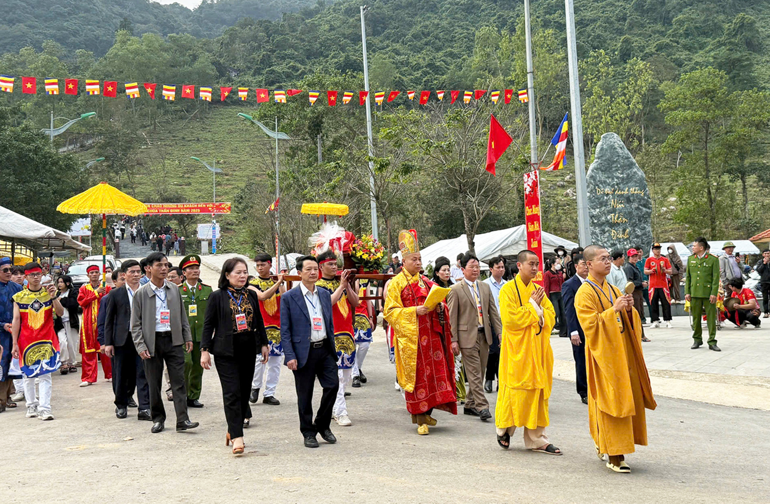 Quảng Ninh: Lễ rước nước tại lễ hội chùa Thần Đinh xuân Ất Tỵ 2025