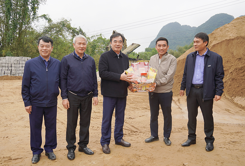 Lãnh đạo tỉnh thăm, tặng quà các gia đình được hỗ trợ xóa nhà tạm, nhà dột nát