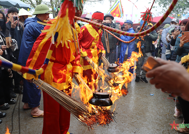 Cùng em xem hội cơm cần