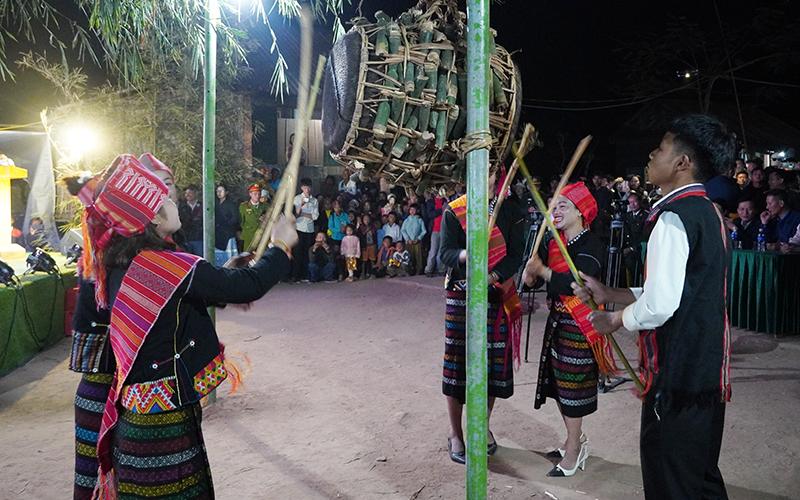 Em gái Ma Coong xuống phố