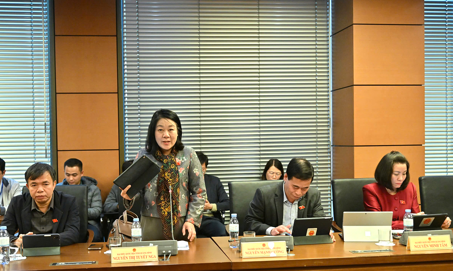 Đại biểu Quốc hội thảo luận tại tổ về một số nội dung quan trọng