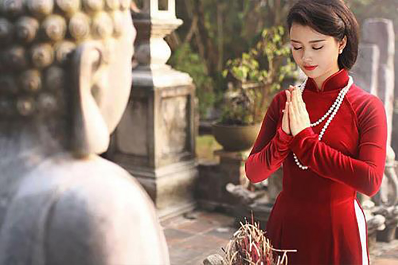 Lên chùa tháng giêng