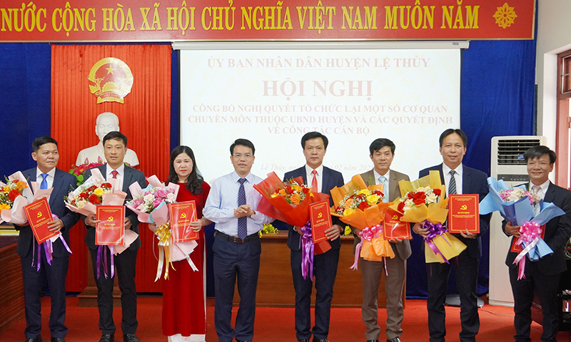 Công bố nghị quyết về tổ chức lại một số cơ quan chuyên môn thuộc UBND huyện Lệ Thủy