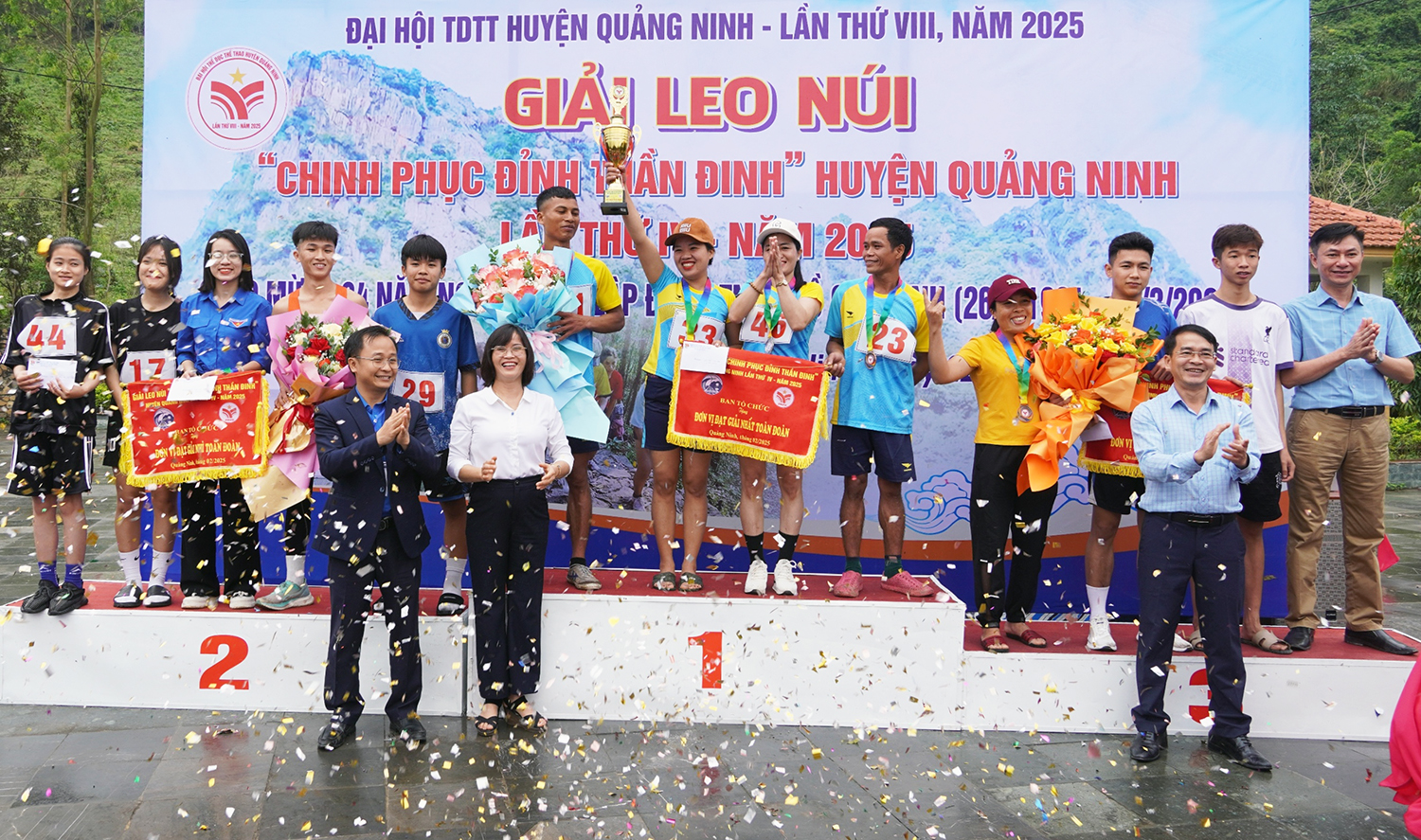 Quảng Ninh: Giải leo núi "Chinh phục đỉnh Thần Đinh" lần thứ IV