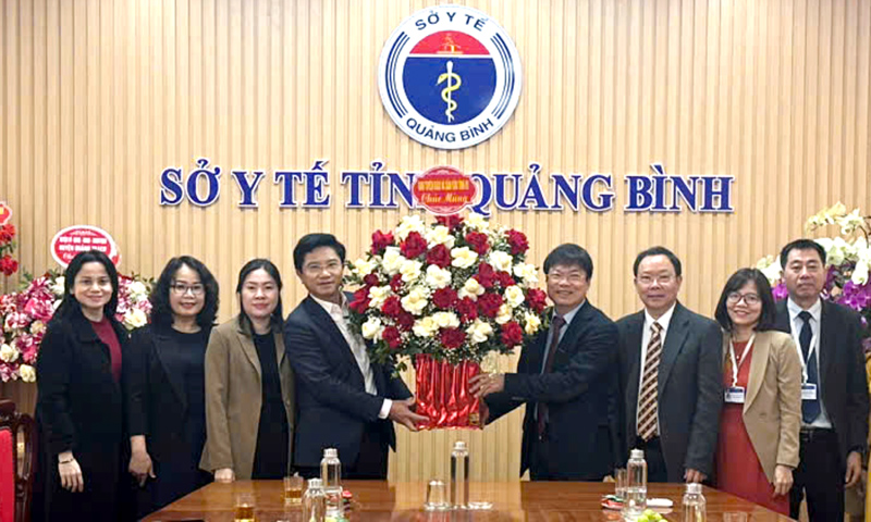 Lãnh đạo tỉnh thăm các đơn vị y tế nhân Ngày Thầy thuốc Việt Nam