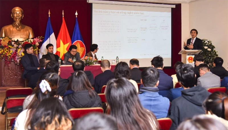 Tiến sĩ, bác sĩ Võ Toàn Trung phát biểu tại cuộc tọa đàm  "Vai trò của trí thức tại Pháp đóng góp cho phát triển khoa học công nghệ của Việt Nam trong thời kỳ mới ", tổ chức ngày 30/11/2024 tại thủ đô Paris (Cộng hòa Pháp) nhằm hưởng ứng lời kêu gọi của Tổng Bí thư Tô Lâm, đưa dân tộc Việt Nam bước vào  "kỷ nguyên vươn mình ".