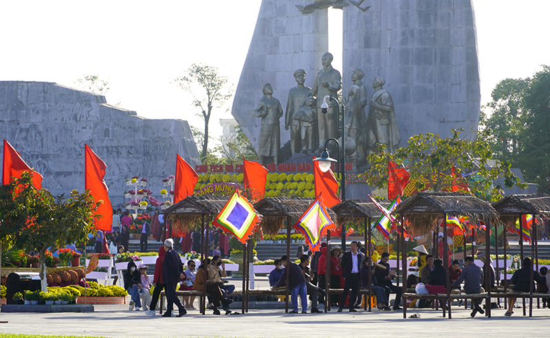 Quảng trường Hồ Chí Minh tấp nập người dân và du khách.