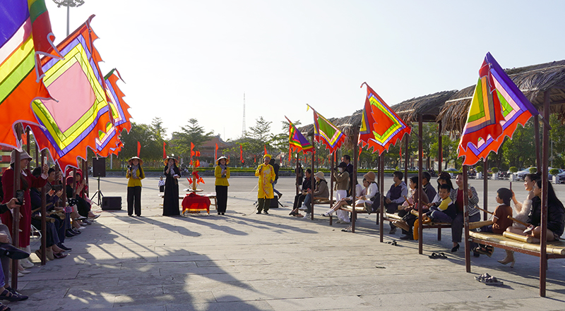 Hội bài chòi tổ chức tại Quảng trường Hồ Chí Minh trong những ngày đầu năm mới.