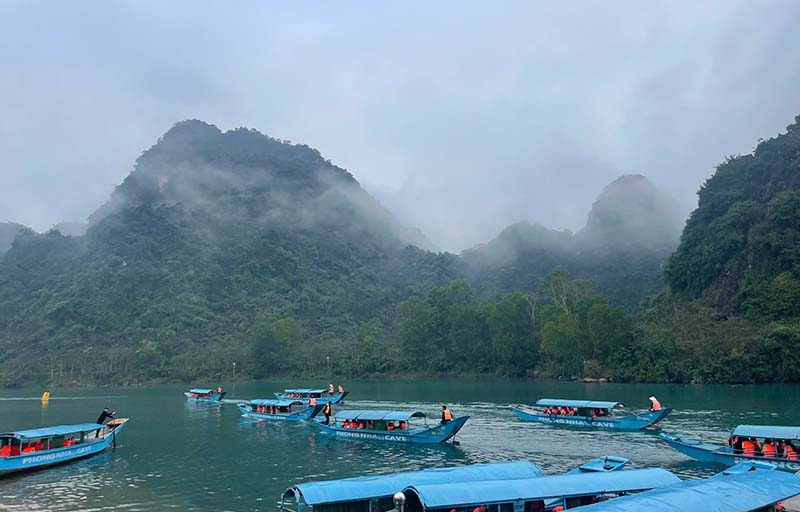 Du khách trải nghiệm tham quan động Phong Nha-Tiên Sơn.