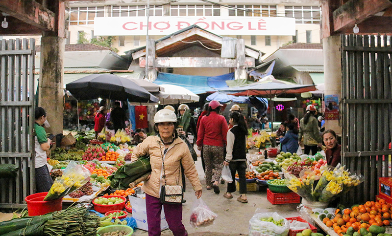 Người dân huyện Tuyên Hóa đi sắp Tết tại chợ Đồng Lê.