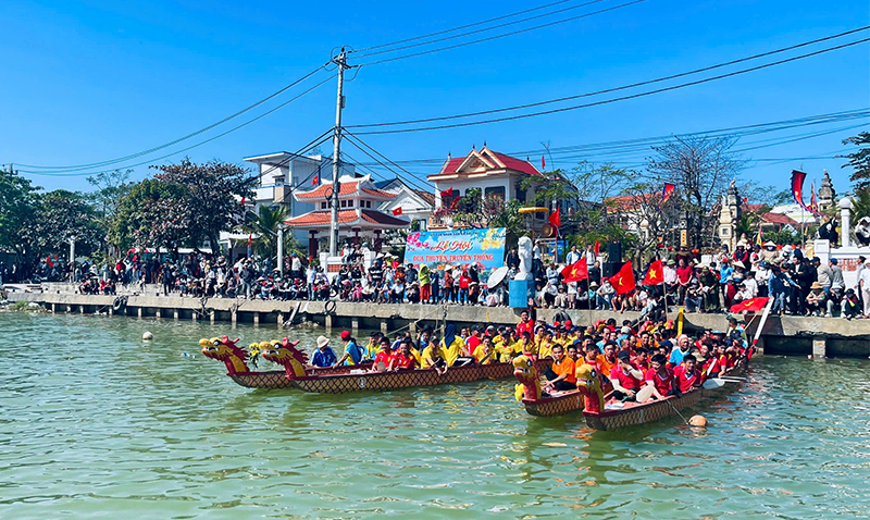 Lễ hội đua thuyền truyền thống xã Hải Phú (Bố Trạch) thu hút đông đảo người dân tham gia trong dịp Tết Nguyên đán Ất Tỵ 2025.