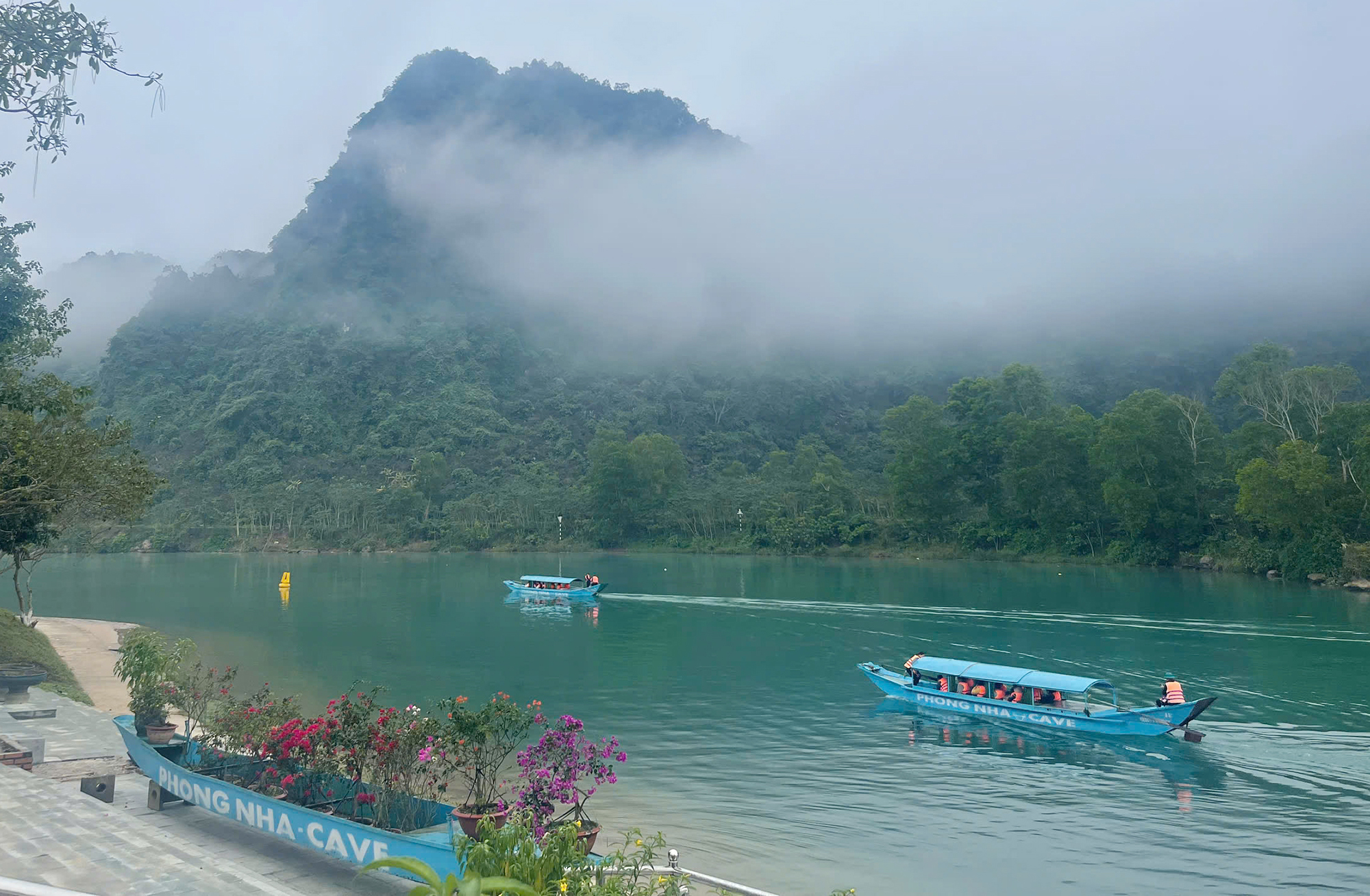 Du khách đi thuyền tham quan động Phong Nha.