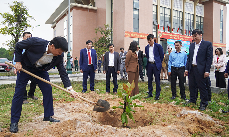 Các đồng chí lãnh đạo huyện Quảng Trạch trồng cây bóng mát tại Trung tâm Văn hóa- Thể thao huyện.