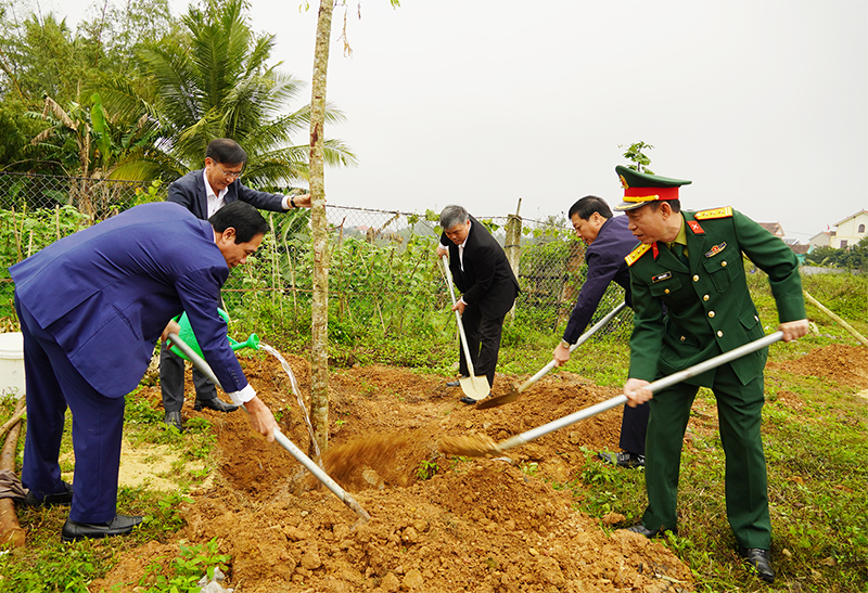 Các đồng chí lãnh đạo huyện Bố Trạch tham gia trồng cây xanh trên tuyến đường Trần Hưng Đạo (thị trấn Hoàn Lão, Bố Trạch).