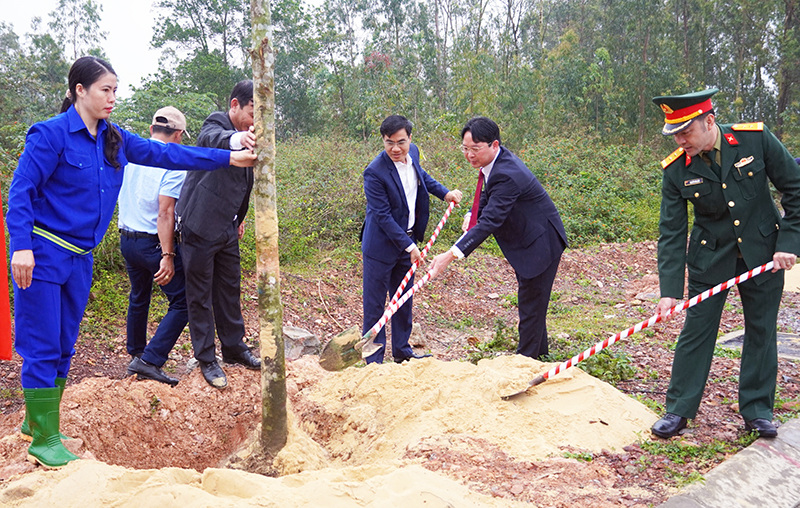 Lãnh đạo huyện Quảng Ninh trồng dọc theo tuyến đường tại công viên cây xanh, khu dân cư mới tổ dân phố Hùng Phú, thị trấn Quán Hàu.