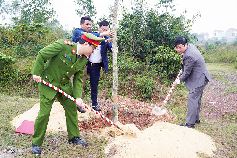 Lãnh đạo huyện Quảng Ninh trồng dọc theo tuyến đường tại công viên cây xanh, khu dân cư mới tổ dân phố Hùng Phú, thị trấn Quán Hàu.