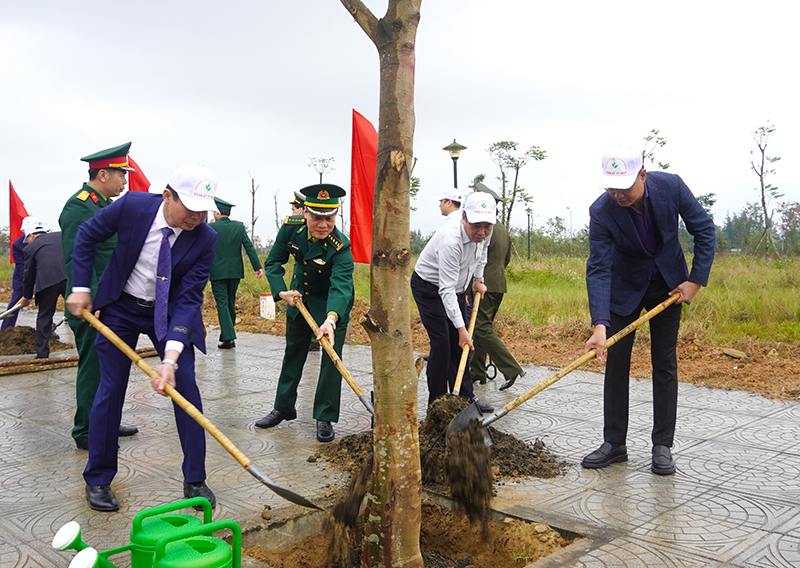 Đồng chí Bí thư Tỉnh ủy Lê Ngọc Quang tham gia trồng cây xanh tại lễ phát động “Tết trồng cây đời đời nhớ ơn Bác Hồ”.