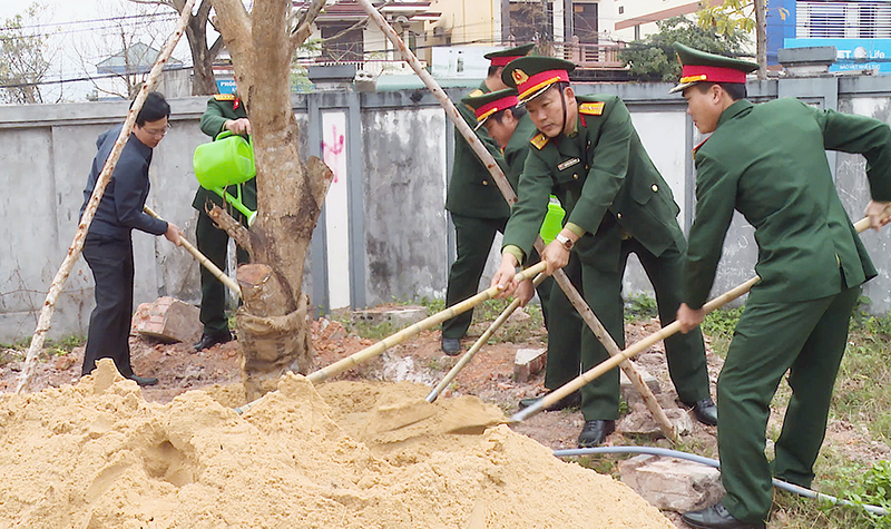 Cán bộ, chiến sỹ lực lượng vũ trang TX. Ba Đồn trồng cây.