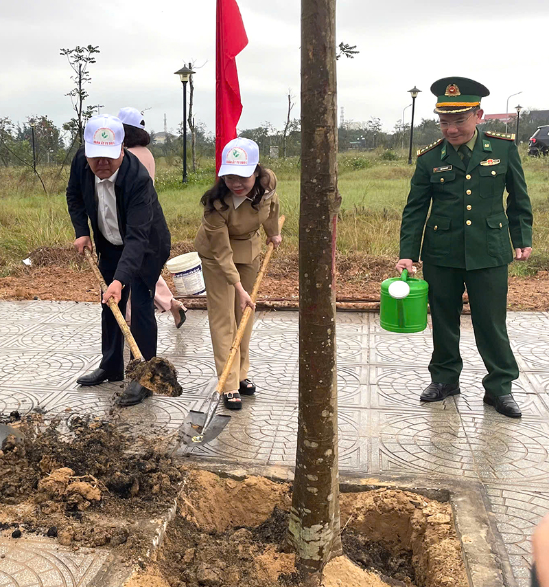 Đồng chí Chủ tịch UBND tỉnh Trần Phong tham gia trồng cây xanh đầu năm 2025.