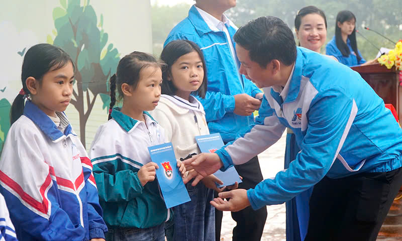 Ban Thường vụ Tỉnh Đoàn đã trao tặng 10 suất học bổng cho các em học sinh nghèo vượt khó