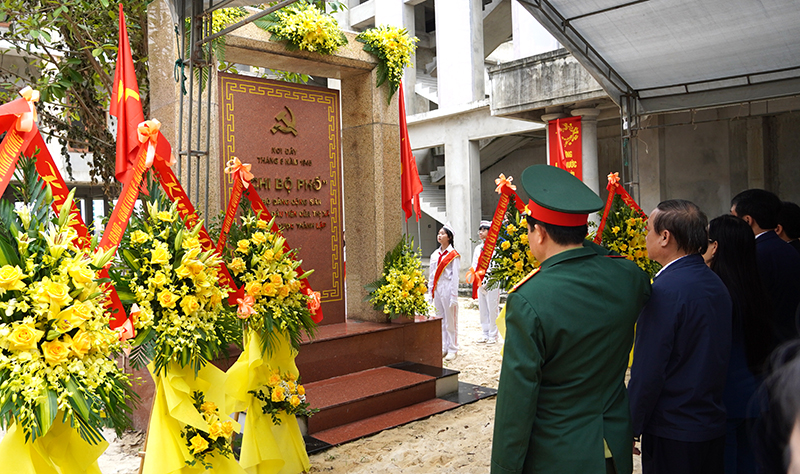 Đoàn đại biểu TP. Đồng Hới dâng hoa tại Bia di tích “Chi bộ Phố”.