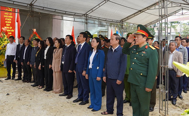 Các đại biểu thực hiện nghi lễ chào cờ và dành thời gian ôn lại truyền thống vẻ vang của Đảng bộ.