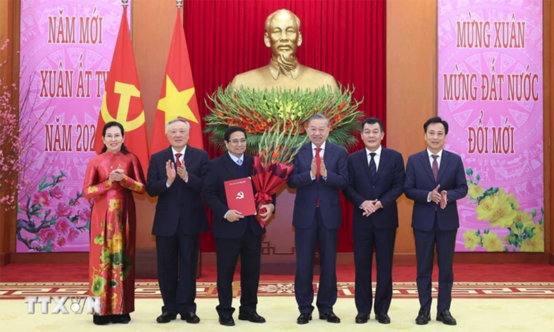  Tổng Bí thư Tô Lâm trao Quyết định thành lập Đảng bộ, tổ chức bộ máy, chức năng nhiệm vụ và chỉ định Bí thư, các Phó Bí thư Đảng ủy Chính phủ nhiệm kỳ 2020-2025. (Ảnh: Thống Nhất/TTXVN)