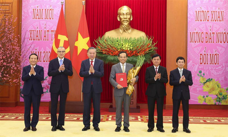 Tổng Bí thư Tô Lâm trao Quyết định về đổi tên Ban Kinh tế Trung ương cùng chức năng, nhiệm vụ, tổ chức bộ máy, phân công, bổ nhiệm Trưởng ban và các Phó Trưởng ban Chính sách, Chiến lược Trung ương. (Ảnh: Thống Nhất/TTXVN)