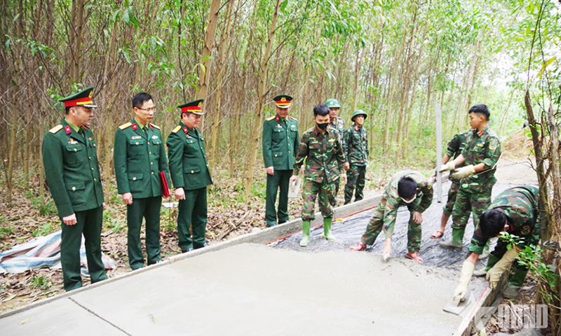 Cán bộ, chiến sĩ Trung đoàn 996 giúp bản Khe Dây đổ bê tông  