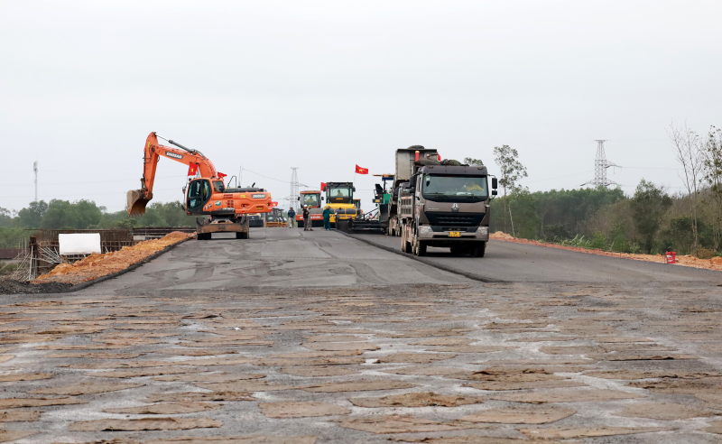 Công ty CP Tập đoàn Trường Thịnh thi công tuyến đường bộ cao tốc Bắc-Nam trong những ngày đầu năm mới . 