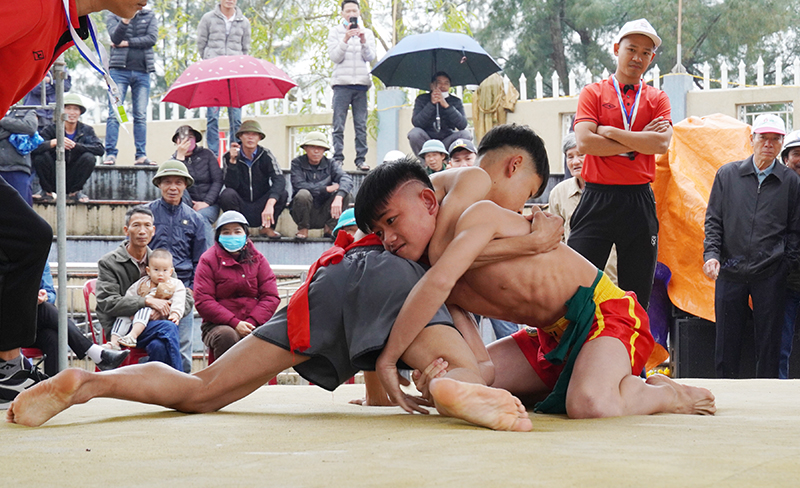 Các đô vật trẻ tham gia tranh tài.