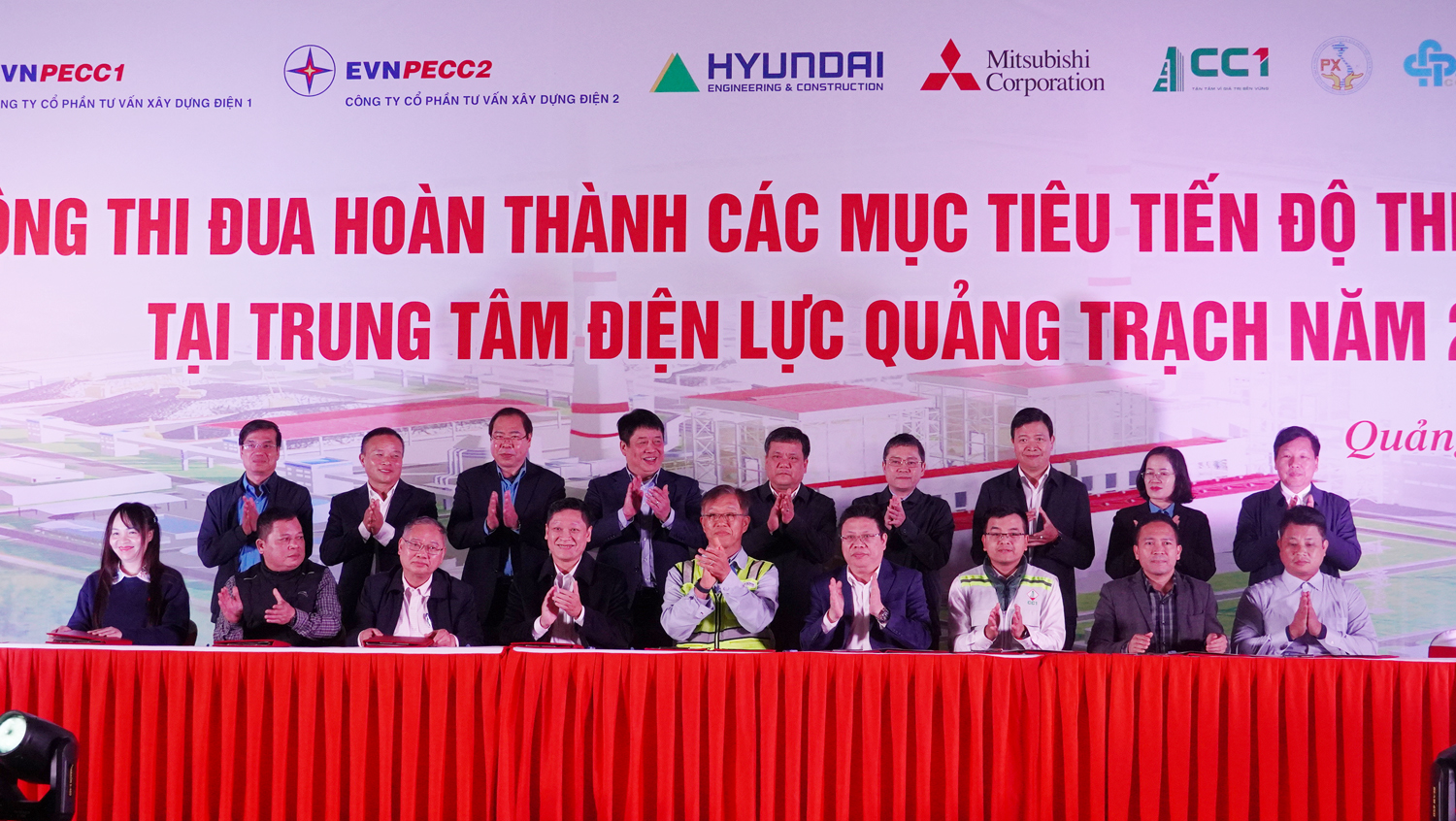 Các đơn vị ký cam kết thi đua hoàn thành các mục tiêu tiến độ thi công các dự án tại Trung tâm Điện lực Quảng Trạch năm 2025. 