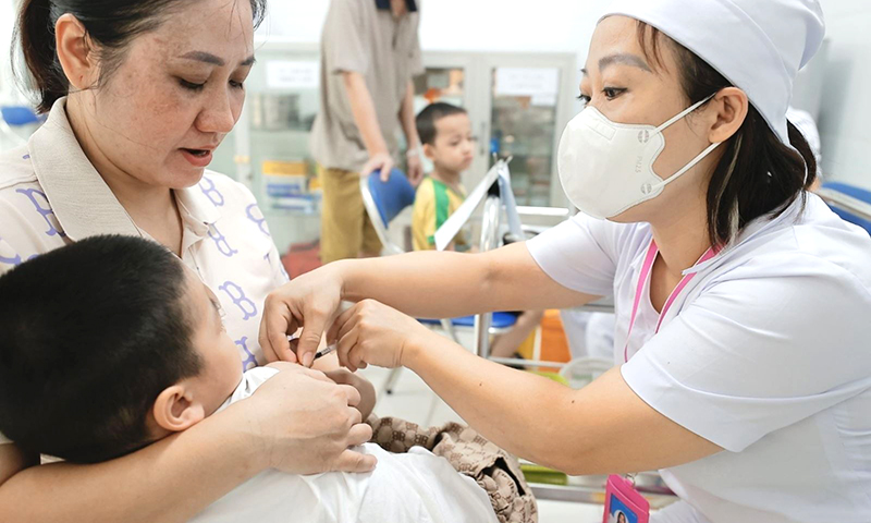 Tiêm vaccine phòng sởi cho trẻ. Ảnh: PV