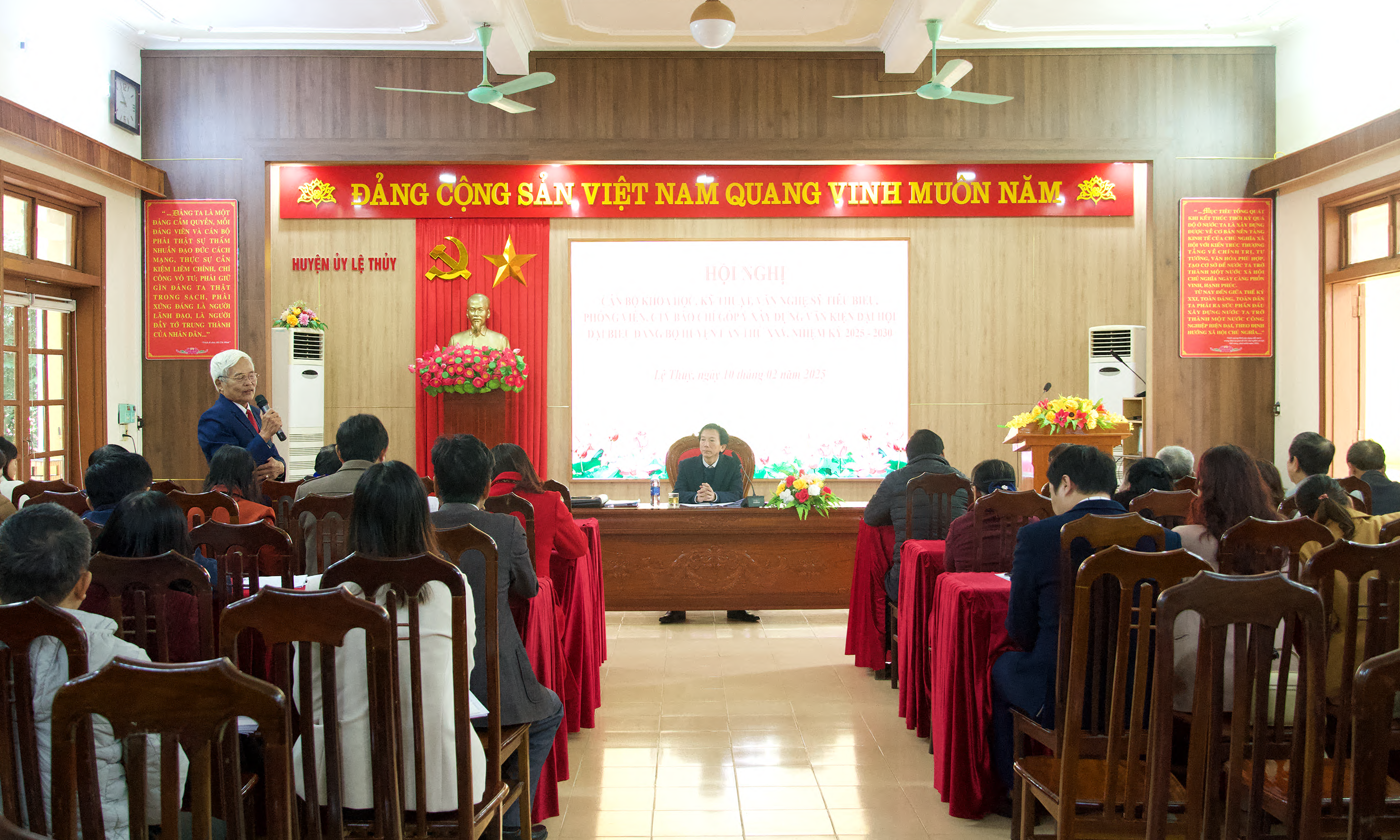 Quang cảnh hội nghị.