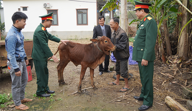 Gia đình thanh niên có hoàn cảnh khó khăn vui mừng khi được hỗ trợ bò sinh kế.