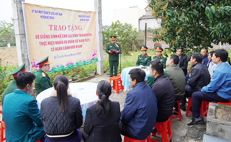 Quang cảnh lễ trao hỗ trợ bò cho gia đình các thanh niên có hoàn cảnh khó khăn đi nghĩa vụ quân sự tại các địa phương