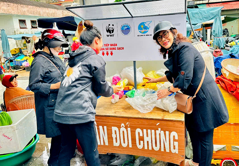 Tủ đựng túi ni-lông sạch tái sử dụng tại chợ Đồng Hới phục vụ tiểu thương và khách hàng đến chợ.