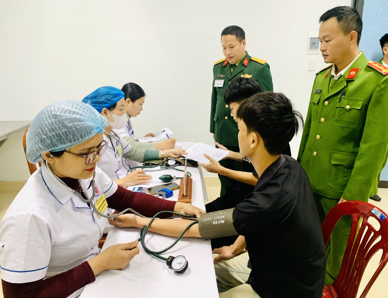 Thanh niên huyện Quảng Ninh tham gia khám tuyển nghĩa vụ quân sự năm 2025.