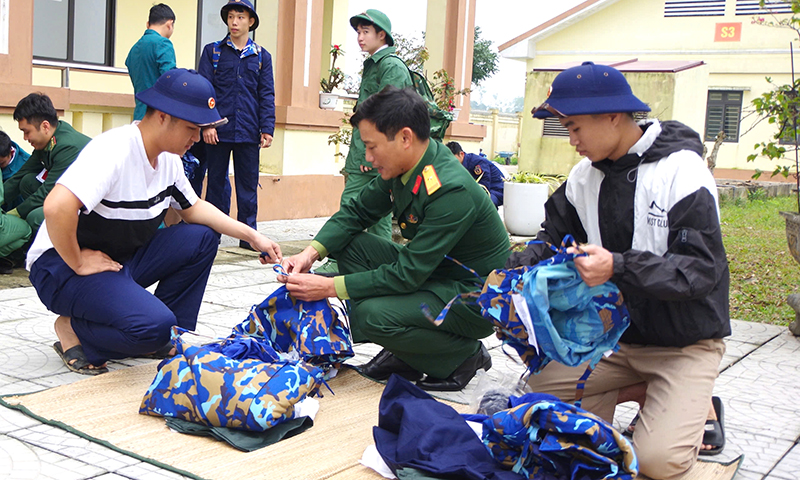 Các công dân huyện Lệ Thủy được hướng dẫn kiểm tra, sử dụng quân trang trước lúc lên đường.