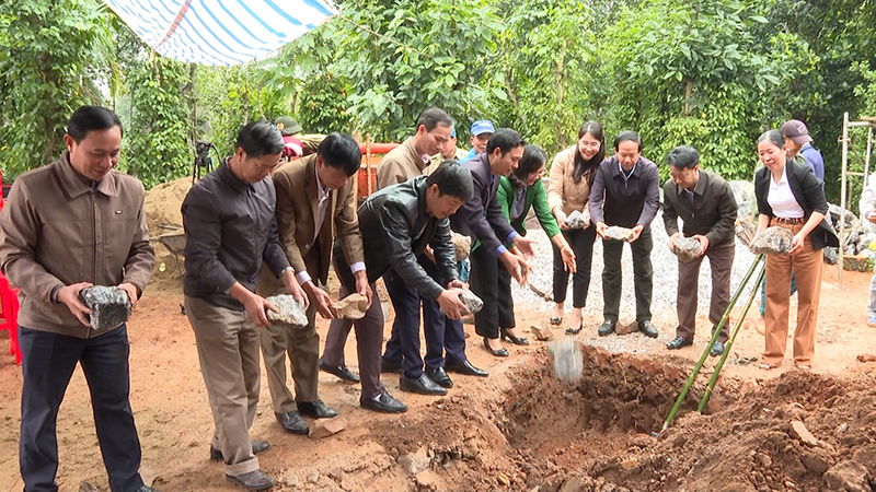 Lãnh đạo huyện Quảng Trạch đặt đá, khởi công xây dựng nhà ở cho các hộ nghèo, cận nghèo.