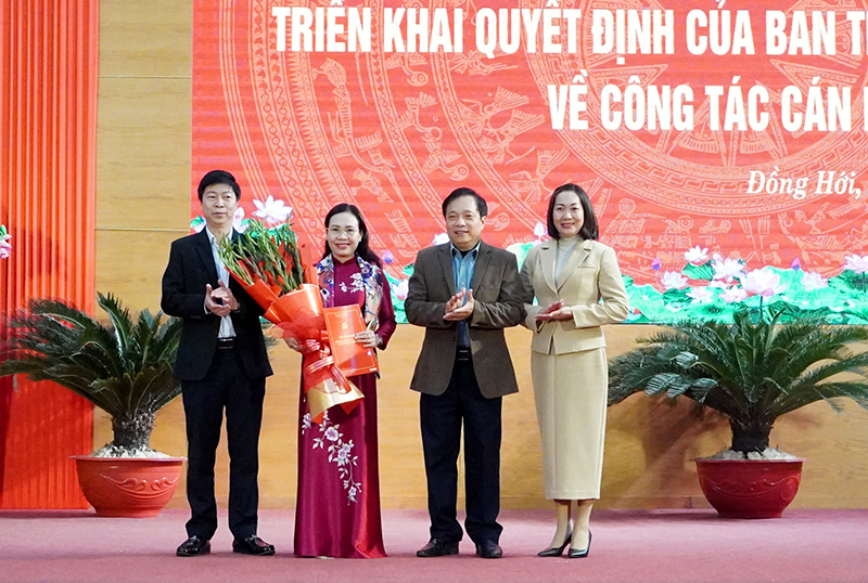 Đại diện lãnh đạo Ủy ban MTTQVN tỉnh tặng hoa chúc mừng đồng chí tân Bí thư Thành ủy Đồng Hới.