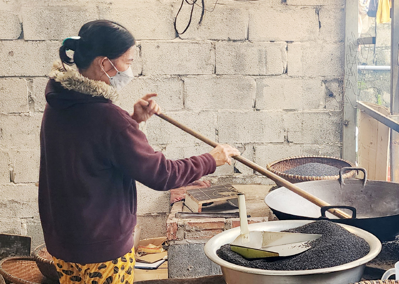 Quy trình tạo ra sản phẩm bột mè đen “Cửu chưng, cửu sái” tại cơ sở sản xuất bột ngũ cốc dinh dưỡng của chị Trương Thị Thương.